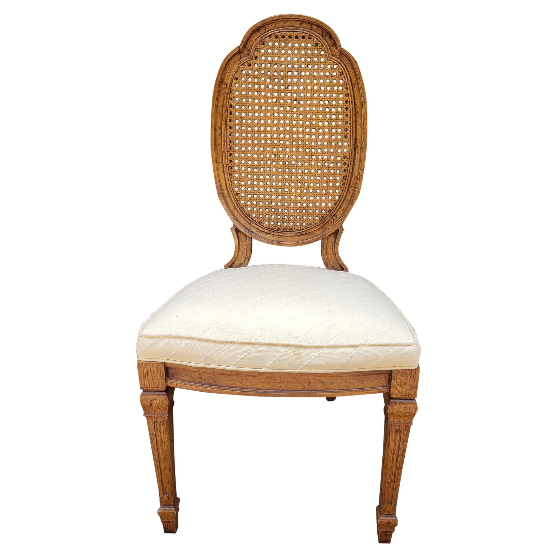 Chaise d'appoint du milieu du siècle en noyer, cannage et assise tapissée en vente