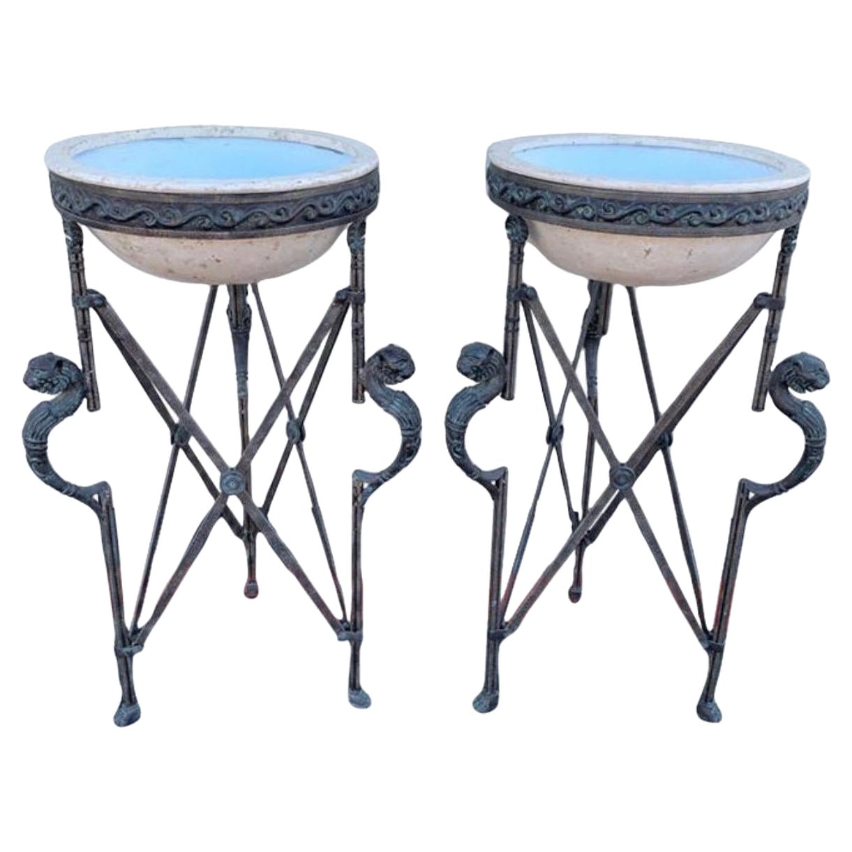 Pareja de jardineras de pedestal de metal, bronce y travertino en venta