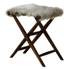 Klappbarer Hocker, neu gepolstert mit langhaarigem Schafsleder, Mid-Century Modern, 1950er Jahre