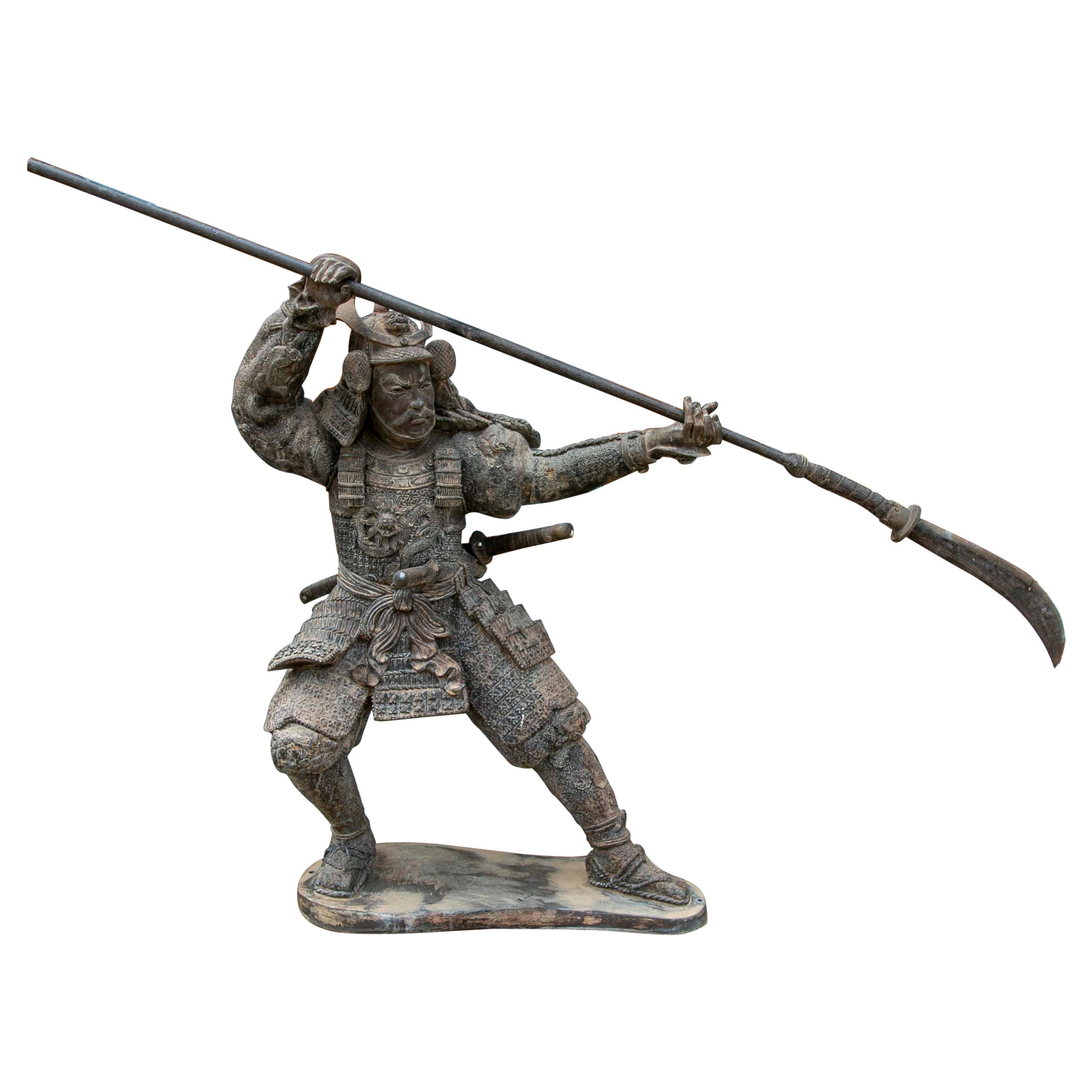 Sculpture en bronze d'un samouraï avec une lance en position d'attaque