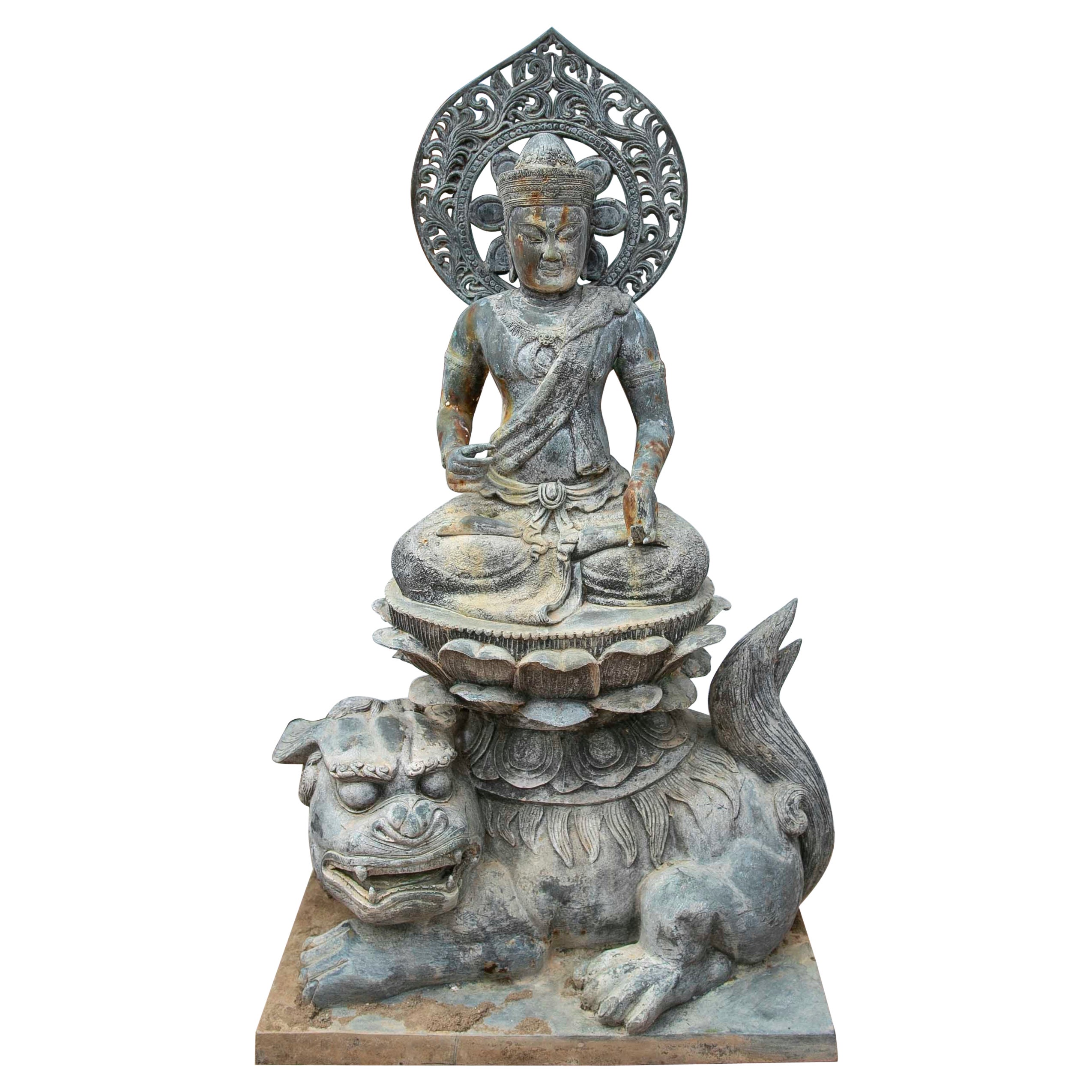 Sculpture en bronze de Bouddha sur lion Fu en vente