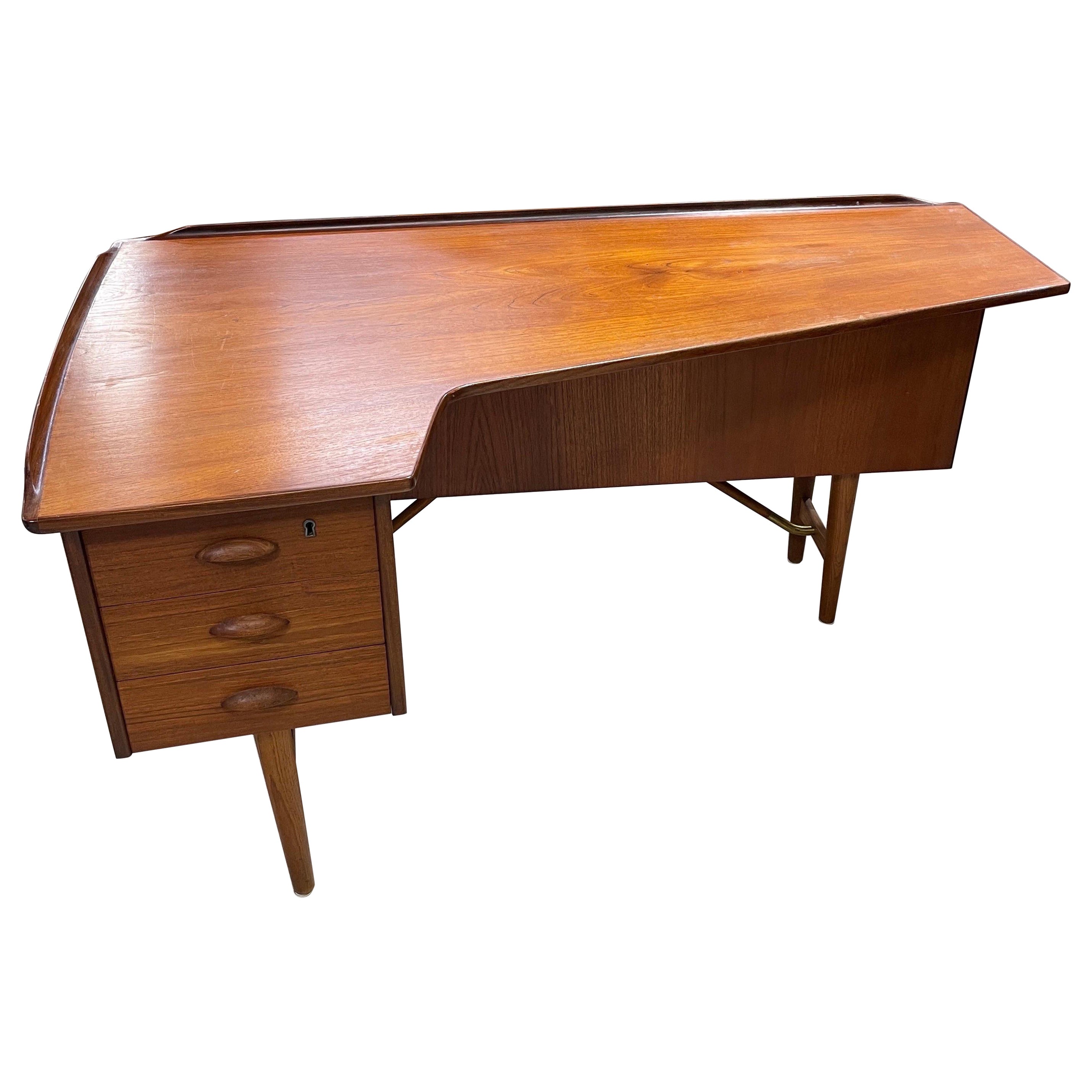 Bureau danois moderne Boomerang de Peter Lovig Nielsen