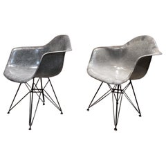Paire de fauteuils à coque en fibre de verre gris A Miller, années 1950