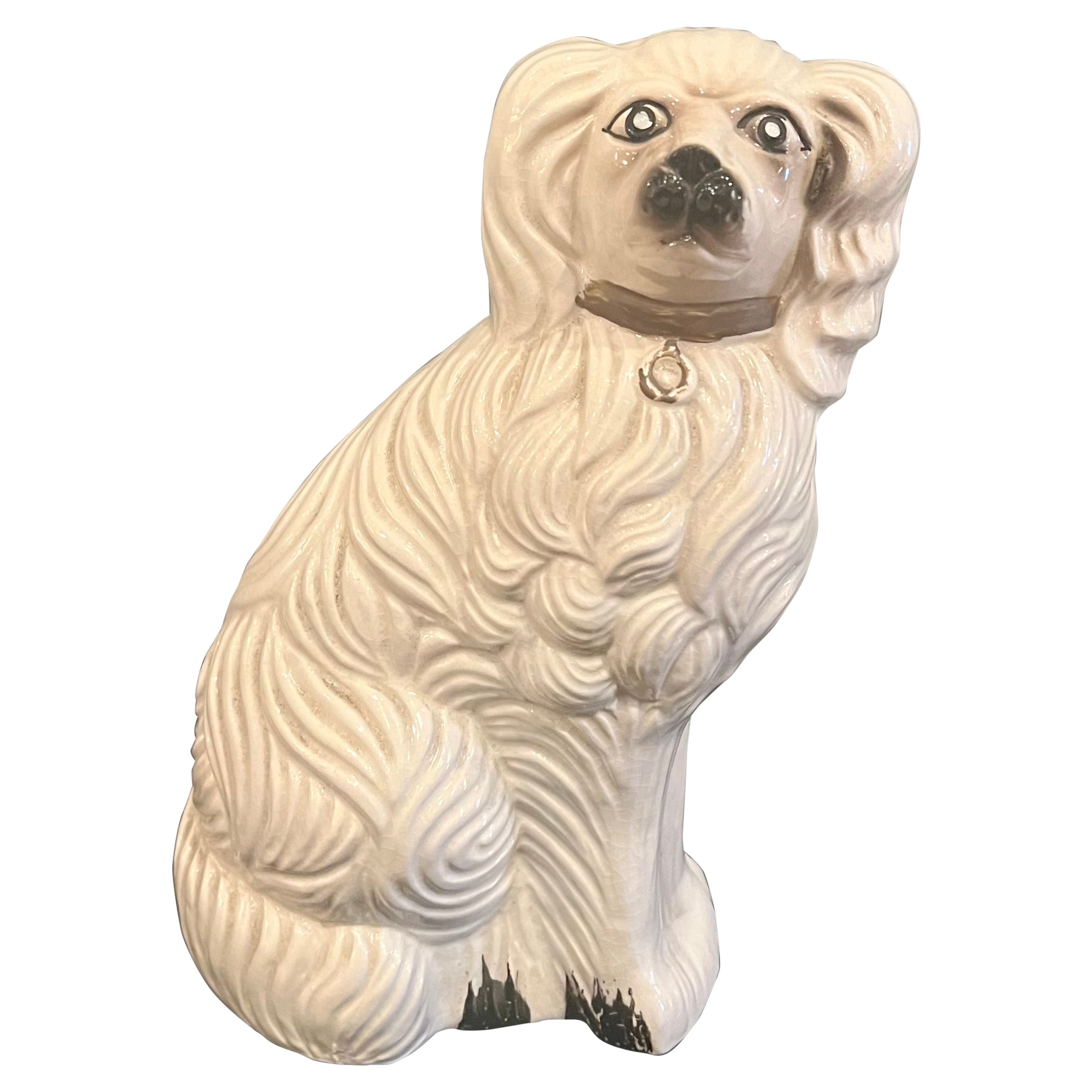 Le roi Charles antique  Sculpture de chien de manteau d'épagneul Staffordshire à glaçure salée
