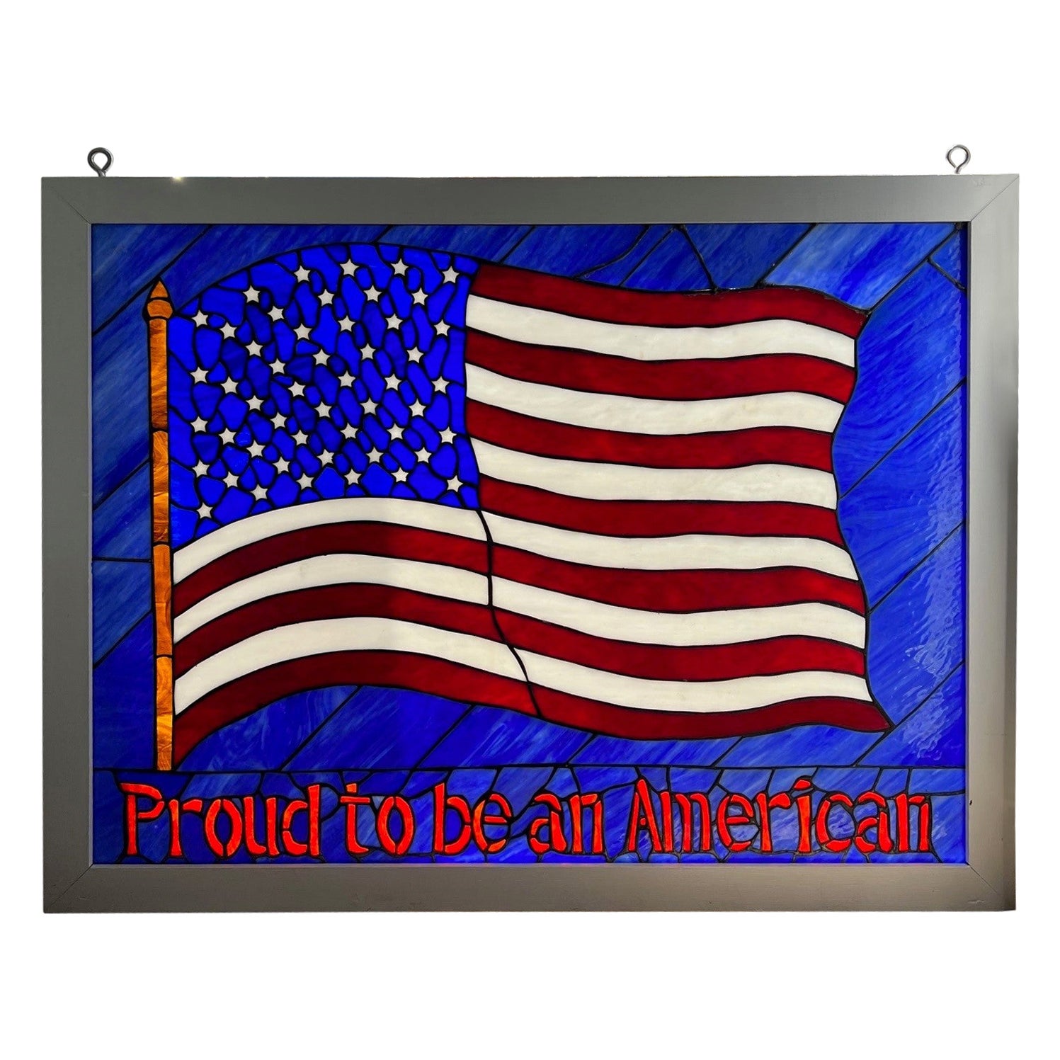 Drapeau américain en verre teinté Nous sommes fiers d'être un Américain dans un cadre en bois  en vente
