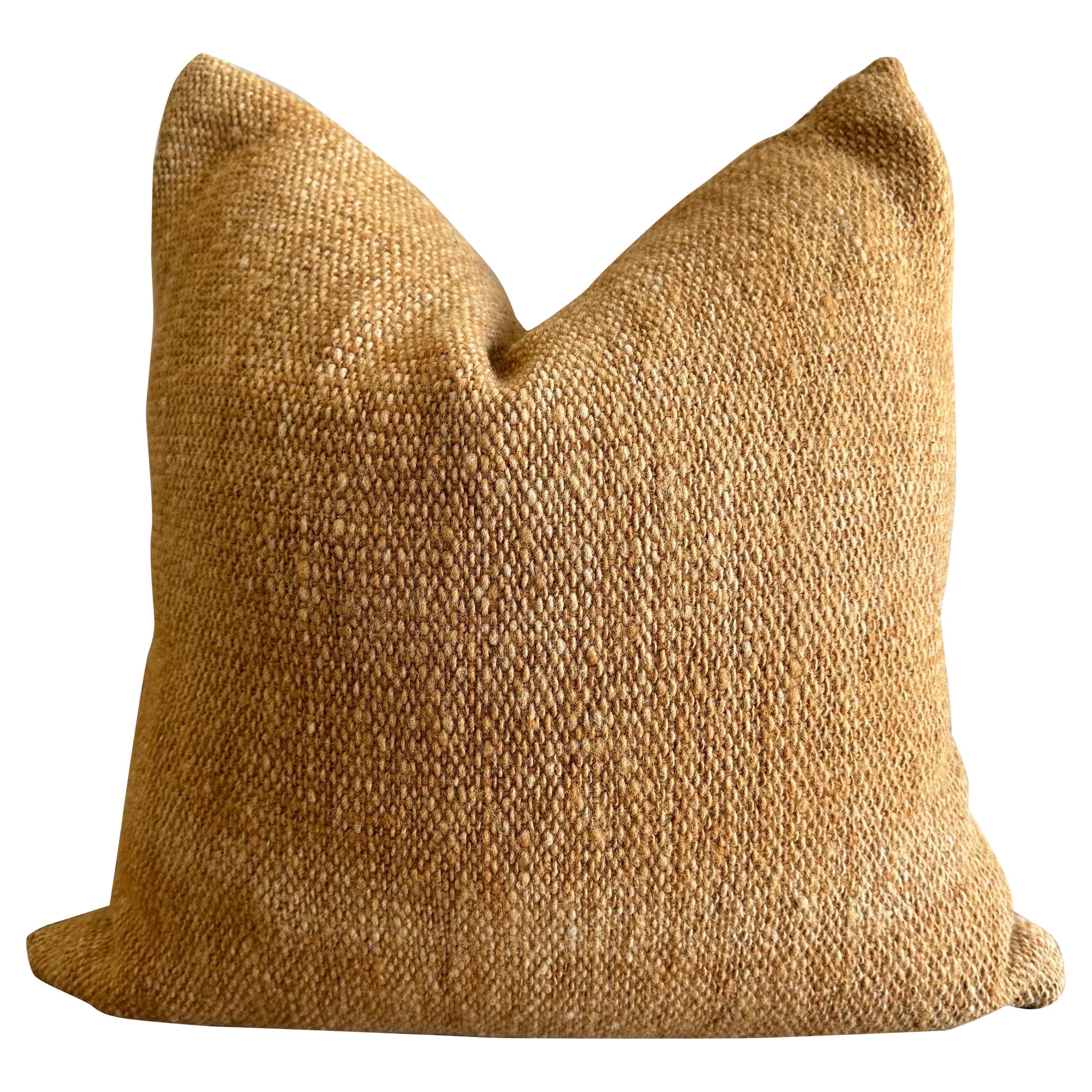 Coussin en laine personnalisé en mousse dorée avec insert en duvet en vente