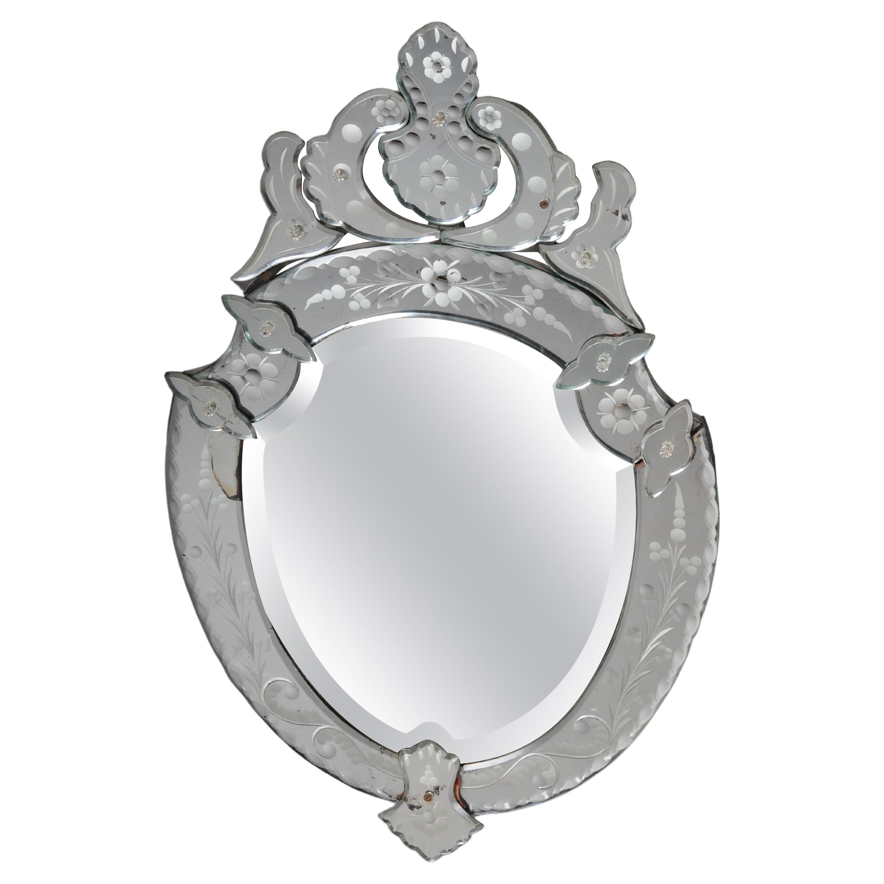 Polished round Venetian pompous wall mirror, 20th century For Sale