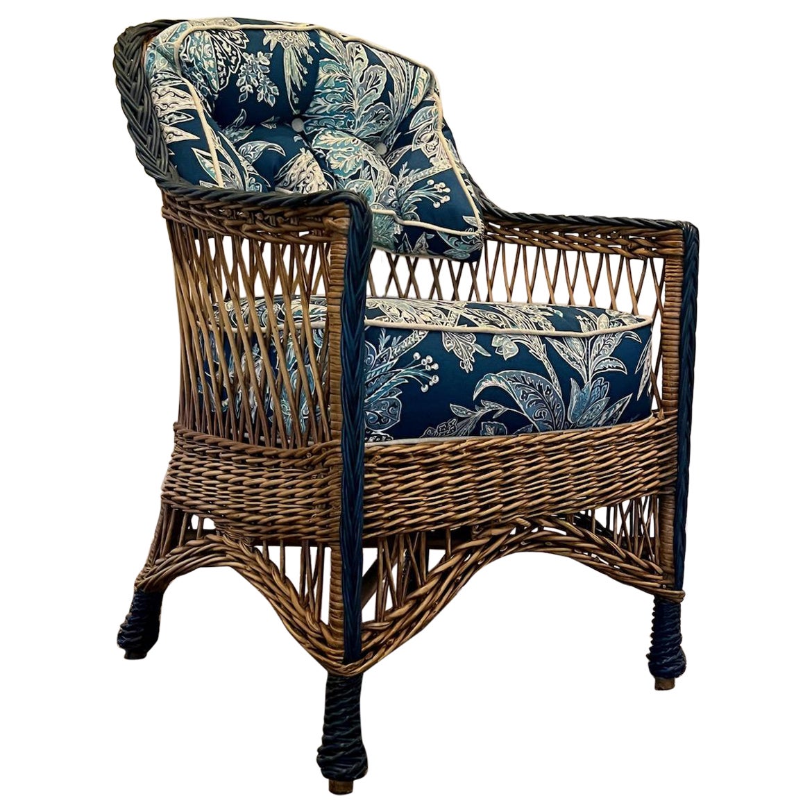 Ancienne chaise à bras de style Bar Harbor, tissée à la main, finition naturelle, avec garniture bleue