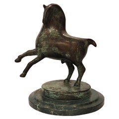 Sculpture de cheval stylisée par Heriberto Júarez en bronze patiné vert.