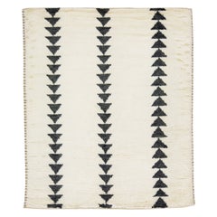 Tapis en laine ivoire de style marocain moderne  avec motifs tribaux