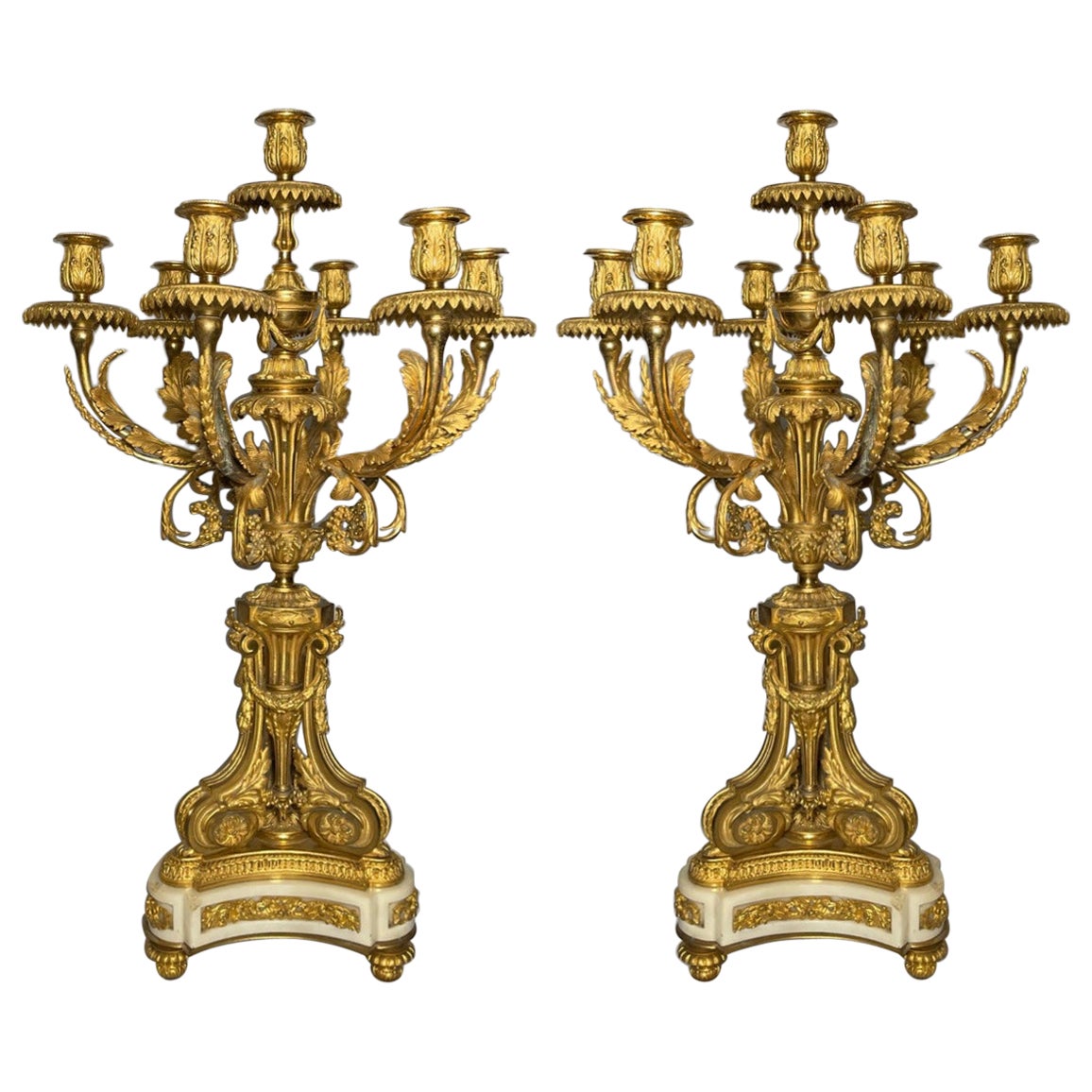 Paire d'anciens candélabres français Louis XVI en bronze doré et marbre de Carrare en vente