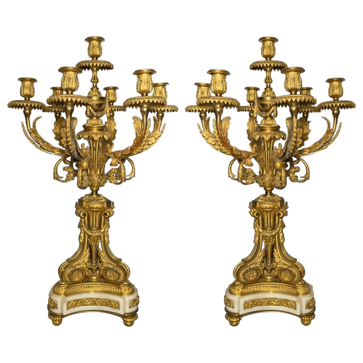 Paar antike französische Louis-XVI-Kandelaber aus Goldbronze und Carrara-Marmor im Angebot