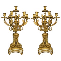 Paire d'anciens candélabres français Louis XVI en bronze doré et marbre de Carrare