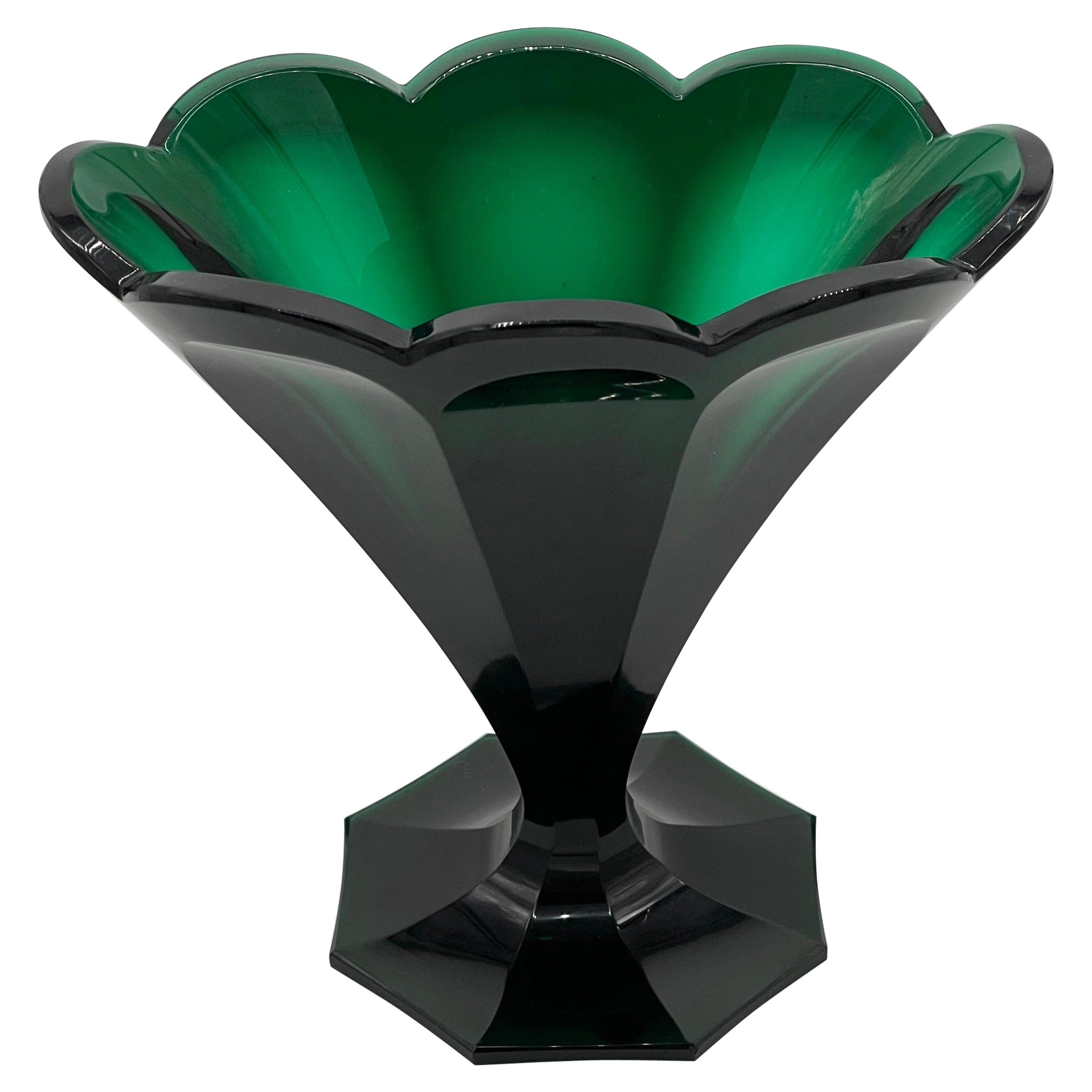 Ovale achteckige Vase aus Biedermeier-Kristall mit Smaragdschliff aus dem 19.  im Angebot