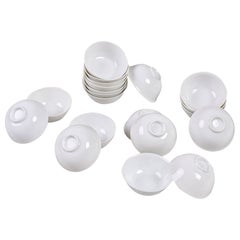 180 petits bols en porcelaine blanche de très belle qualité