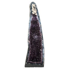 Grande géode cathédrale en améthyste, avec agate dentelle, améthyste violette et calcite