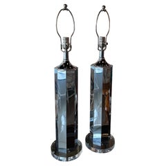 Coppia vintage di lampade da tavolo moderne cromate con base in lucite, appena cablate