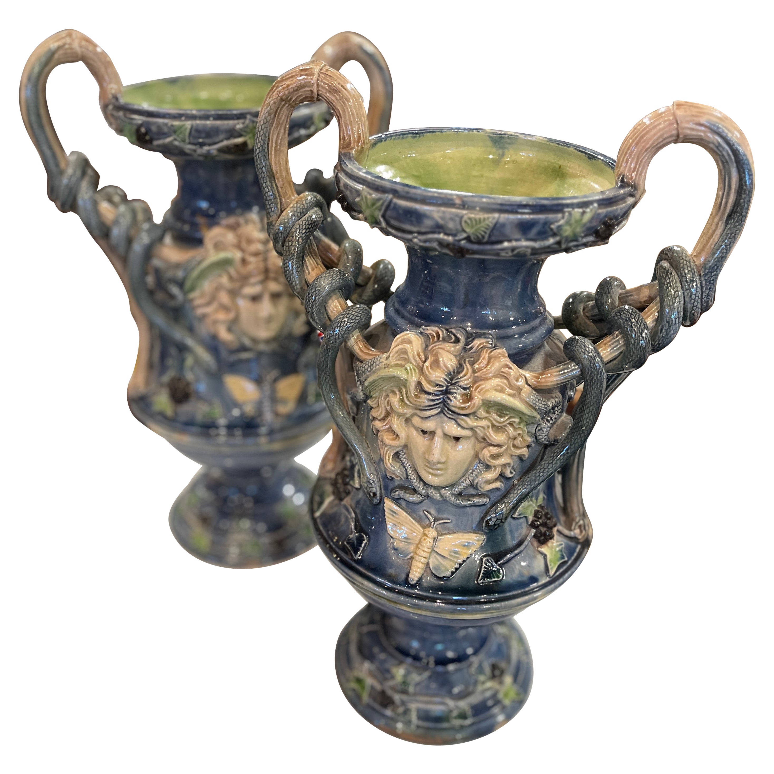 Paar französische Majolika-Urnen aus dem 19. Jahrhundert