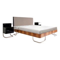Letto matrimoniale moderno e contemporaneo su misura con comodini in Wood lavorato artigianalmente
