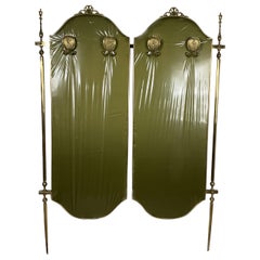 Porte-manteaux avec structure en laiton, recouvert de bois à l'arrière et avec un revêtement vert