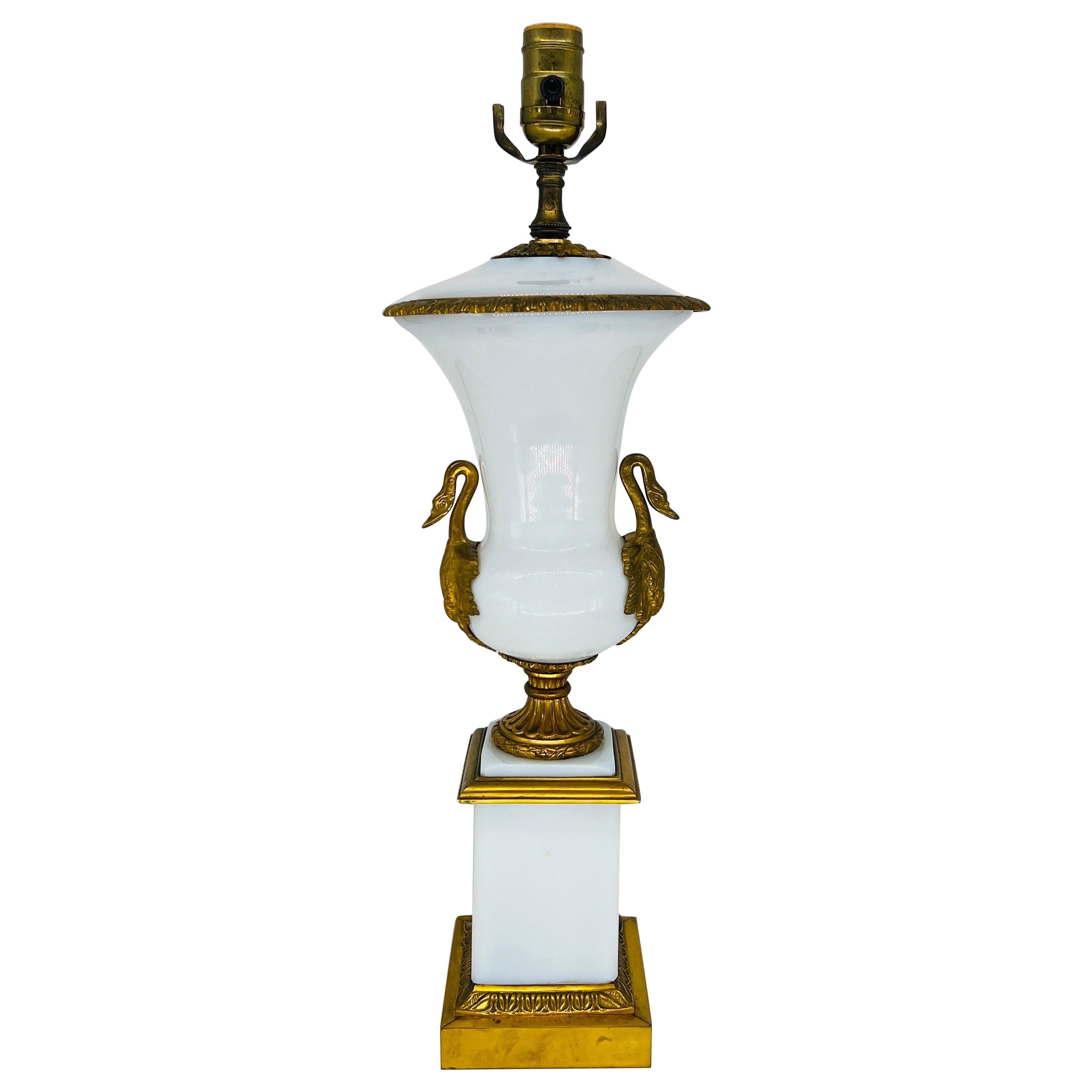 Lampe de bureau française ancienne de style Empire en opaline montée sur bronze doré