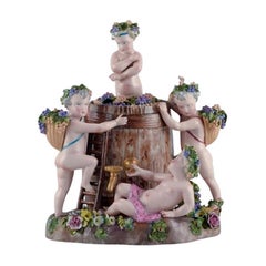 Grand groupe de figurines européennes en porcelaine ancienne.  Bacchanalia avec putti.
