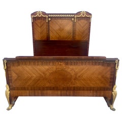 Rare cadre de lit néoclassique de style Empire Louis en bois incrusté de bronze doré