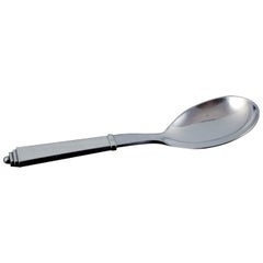 Georg Jensen, Pyramid Cuillère à salade en argent sterling et acier inoxydable.