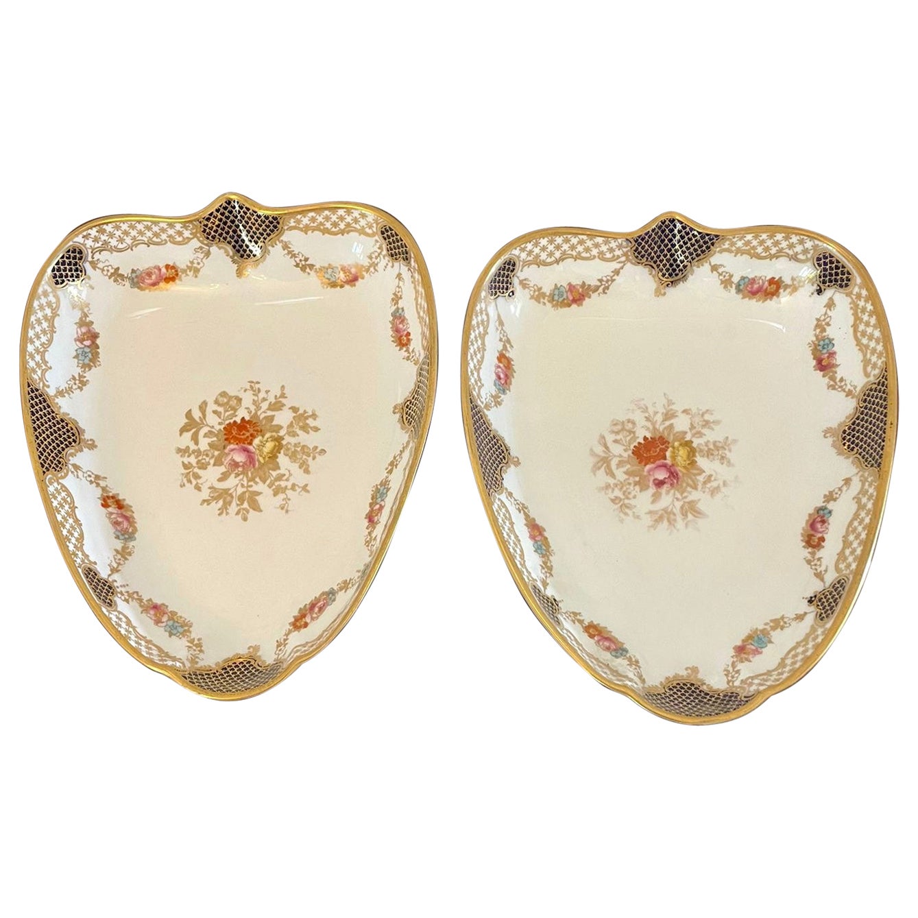 Superb Quality Pair of Antique Edwardian Hand Painted Wedgwood Shaped Dishes For Sale