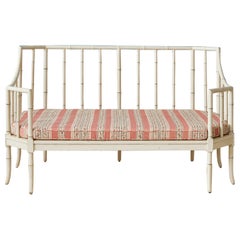 Banc vintage en faux bambou peint en blanc avec coussin rembourré, France, années 1940