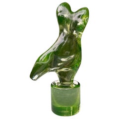 Eine grüne Murano-Glasskulptur.