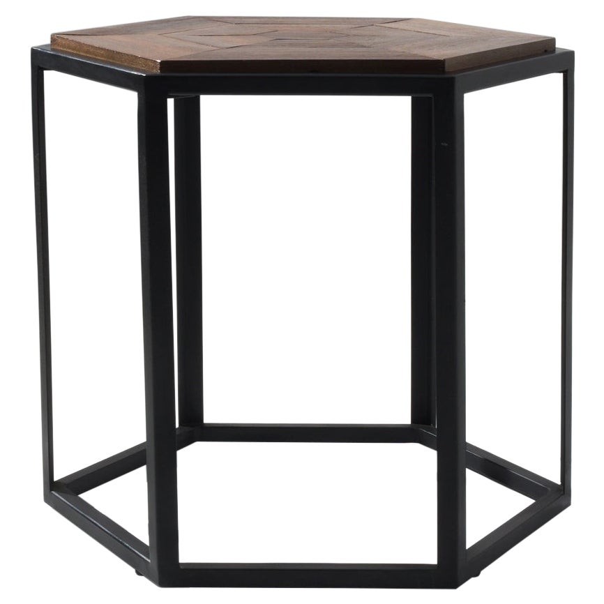 Prototype de table basse en bois avec base géométrique en métal 