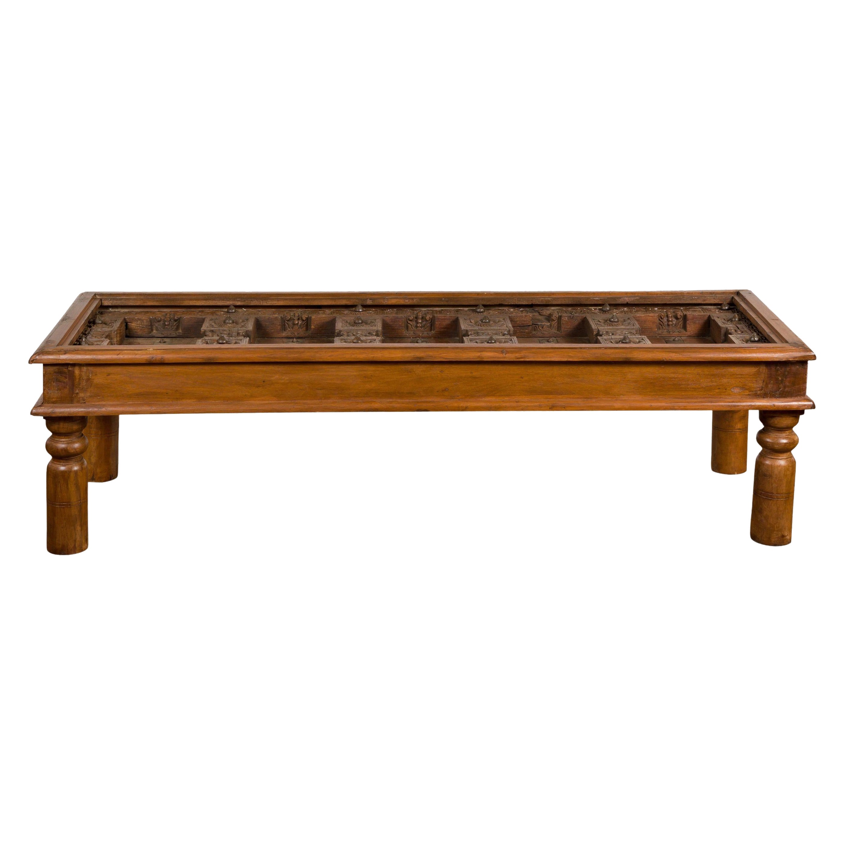Ancienne porte extérieure indienne en bois de Sheesham et fer transformée en table basse