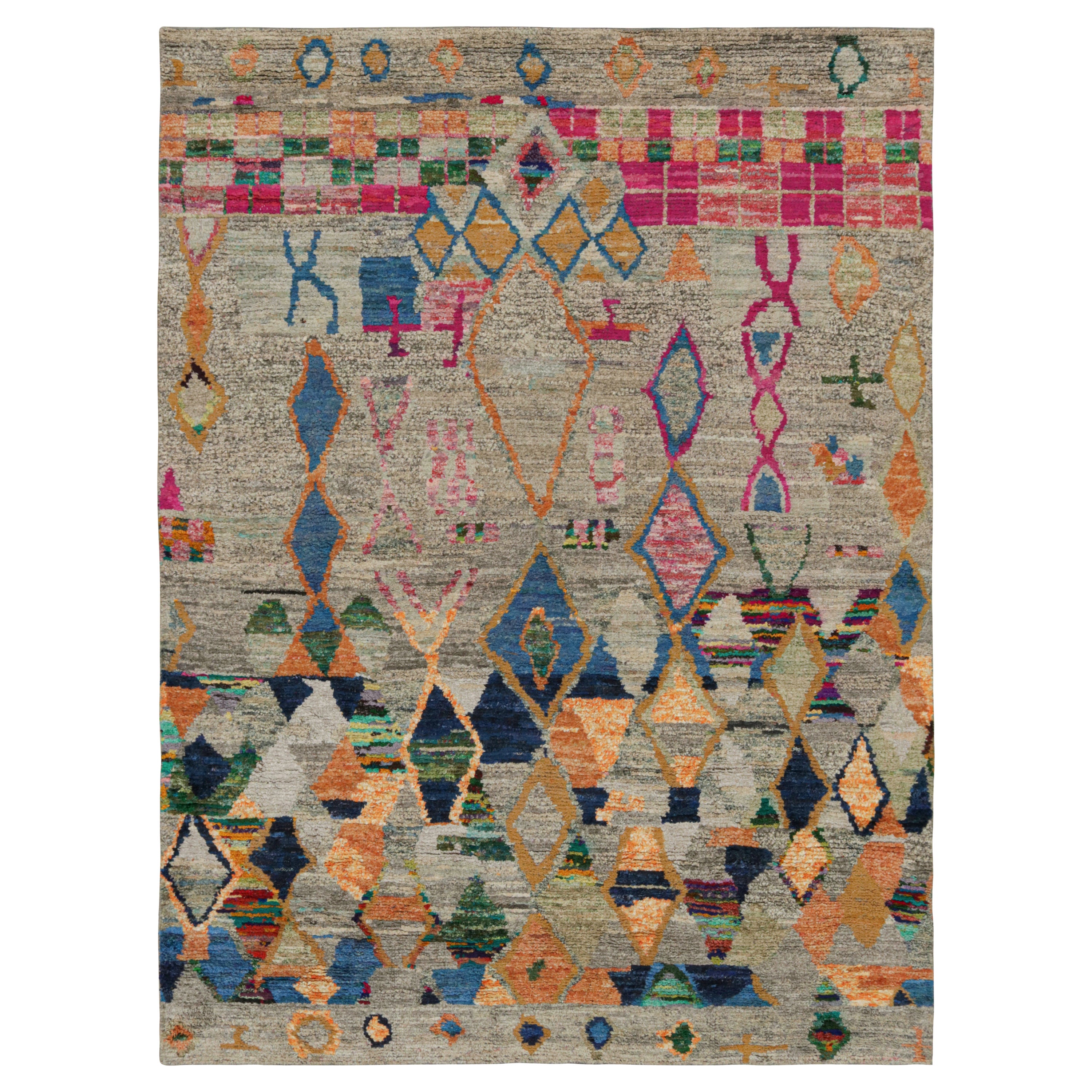 Rug & Kilim's Modernity Custom Moroccan Style Rug in Gray, Pink & Gold Patterns (tapis de style marocain moderne sur mesure aux motifs gris, rose et or) en vente