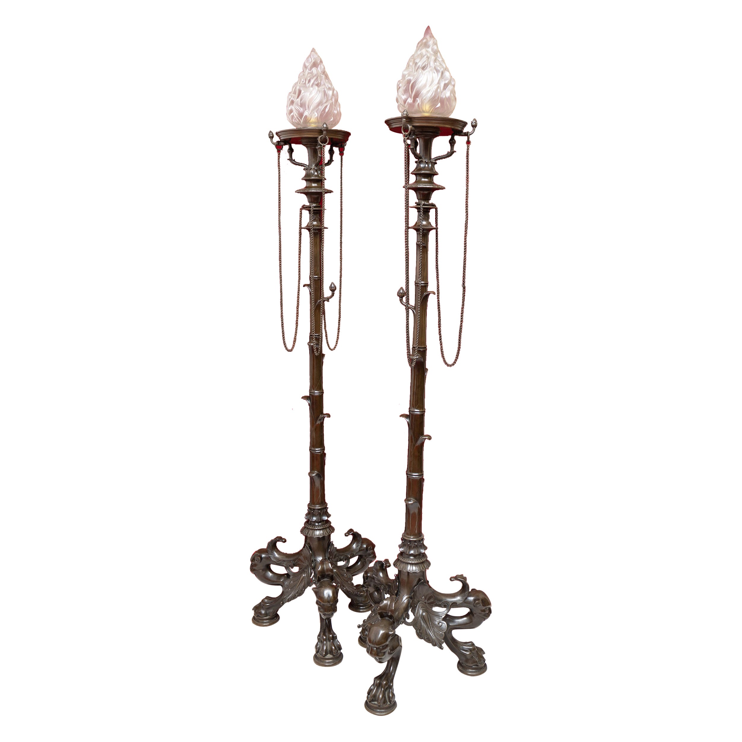 Une exquise paire de supports de lampes en bronze de l'exposition de Paris de 1855.