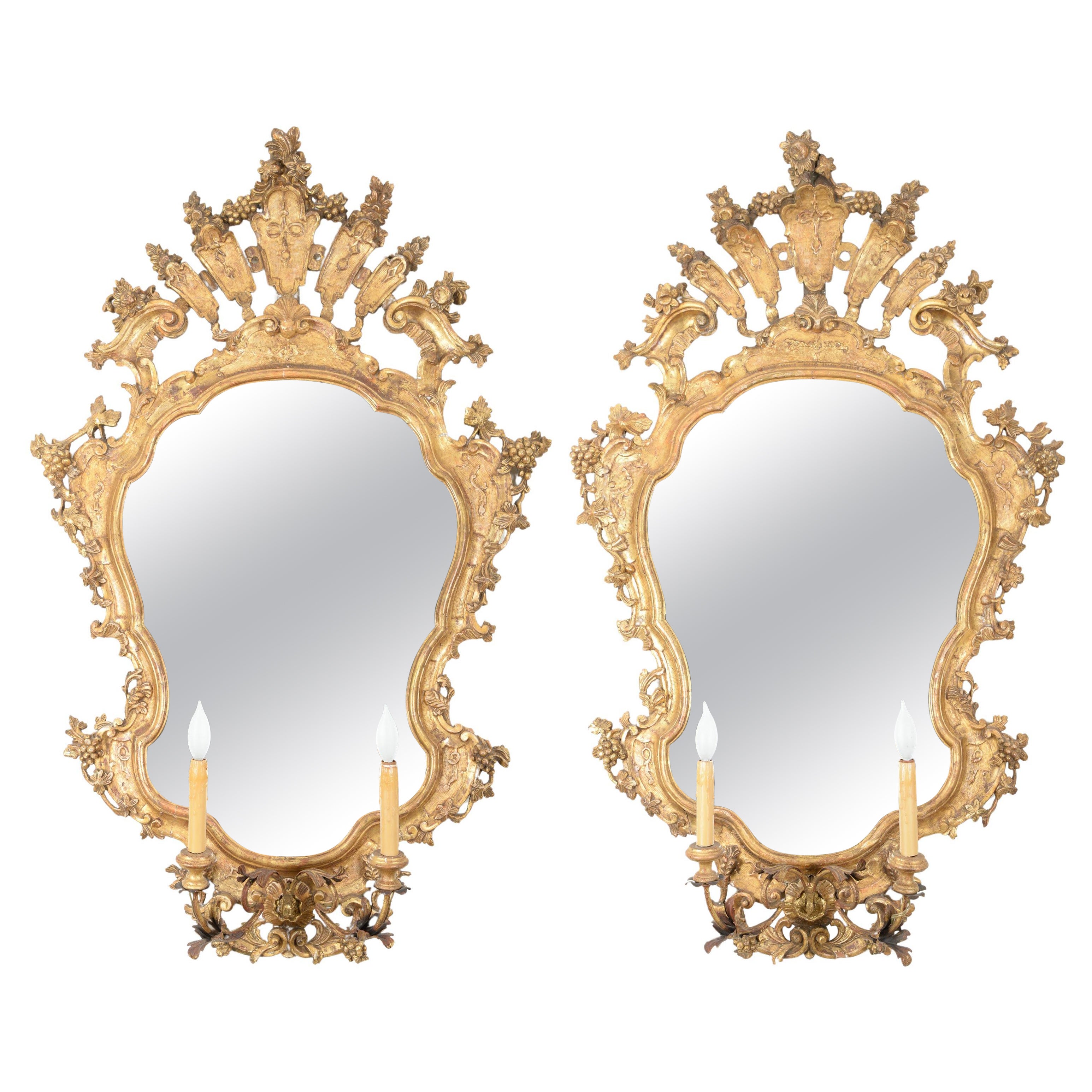 Paire de grands miroirs italiens rococo en bois doré (Girandoles)