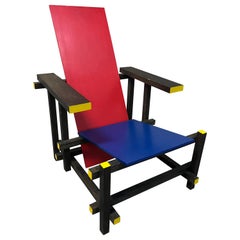 Reproduction vintage de la chaise rouge et bleue de Gerrit Rietveld. Circa 1960s