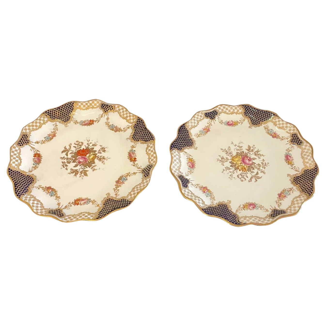 Superbe paire d'assiettes anciennes édouardiennes peintes à la main en forme de Wedgwood 