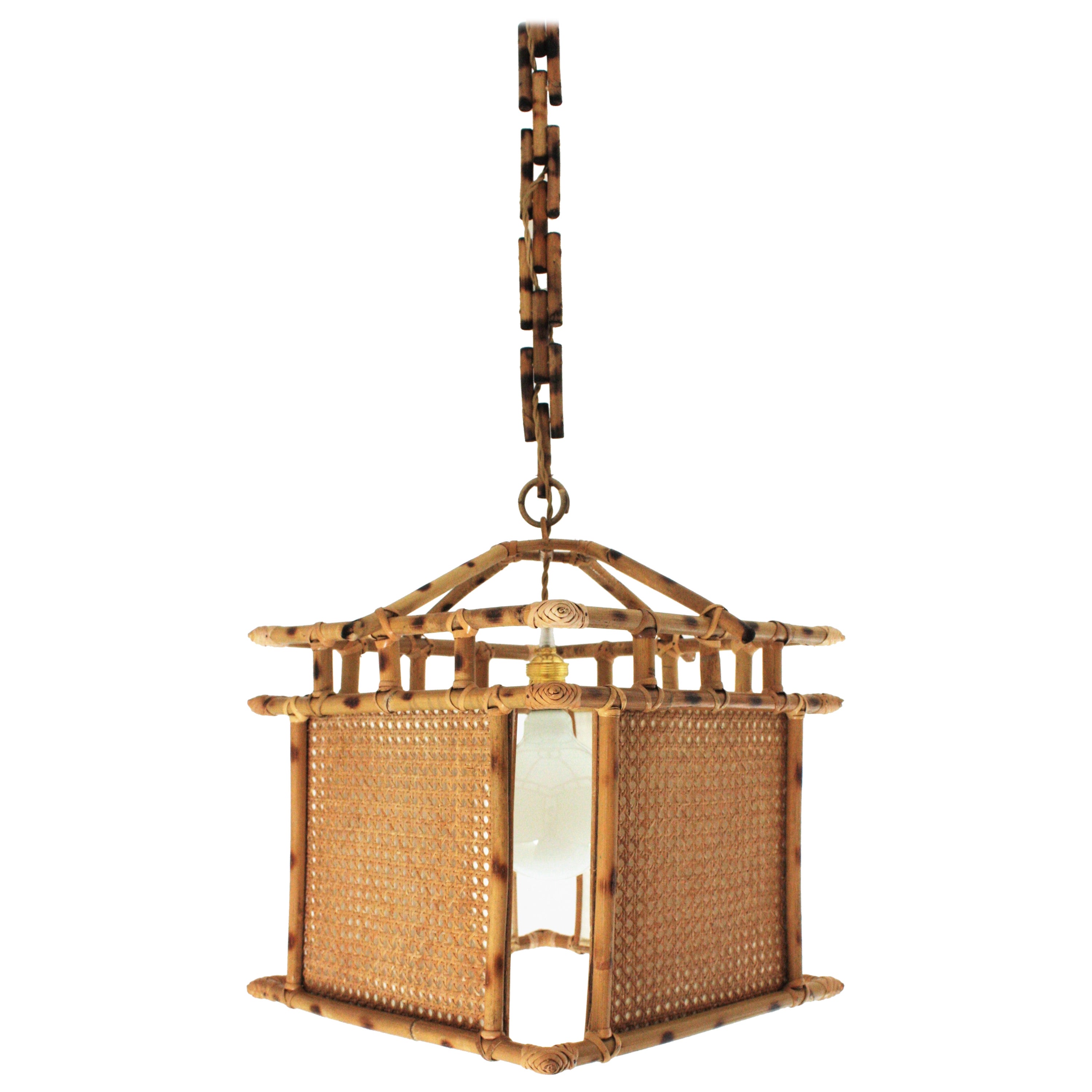 Grande lanterne suspendue espagnole en osier et rotin d'inspiration chinoiseries, années 1960