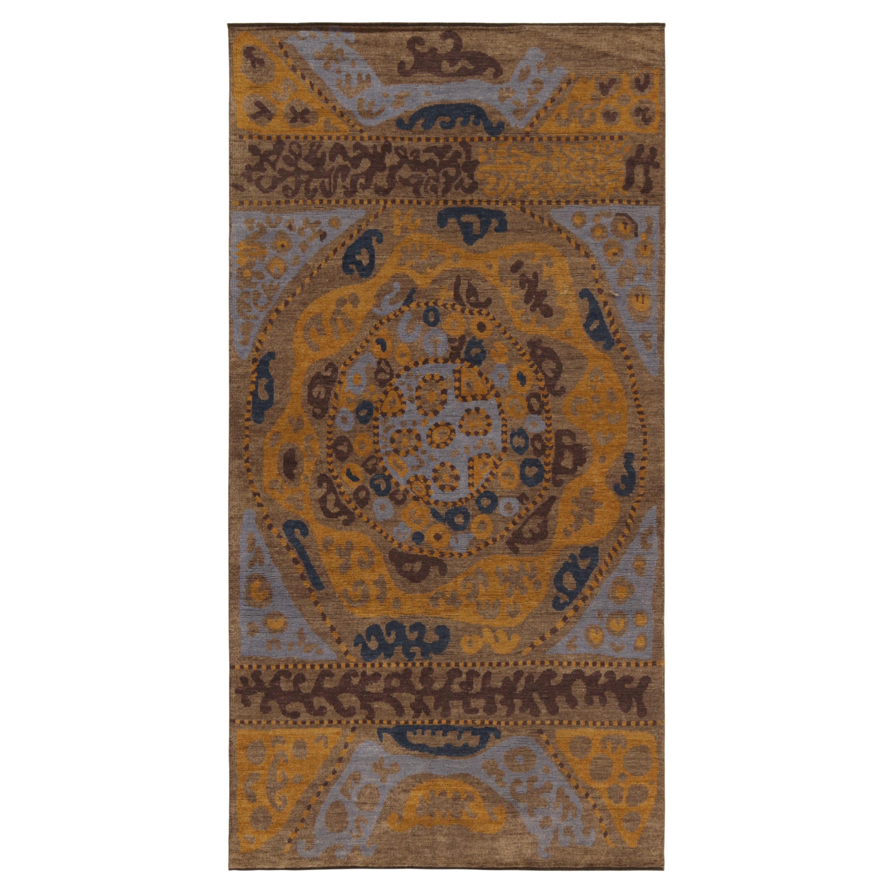Tapis de style tribal de Rug & Kilim à motifs beige-brun, or et bleu en vente
