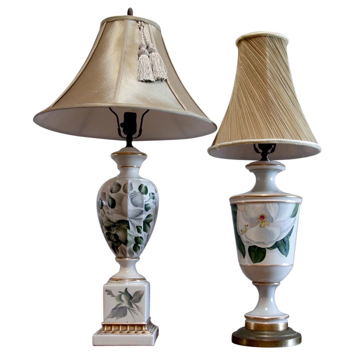 Coppia di lampade da tavolo vintage in porcellana assemblata bianco avorio e dorata dipinta a mano