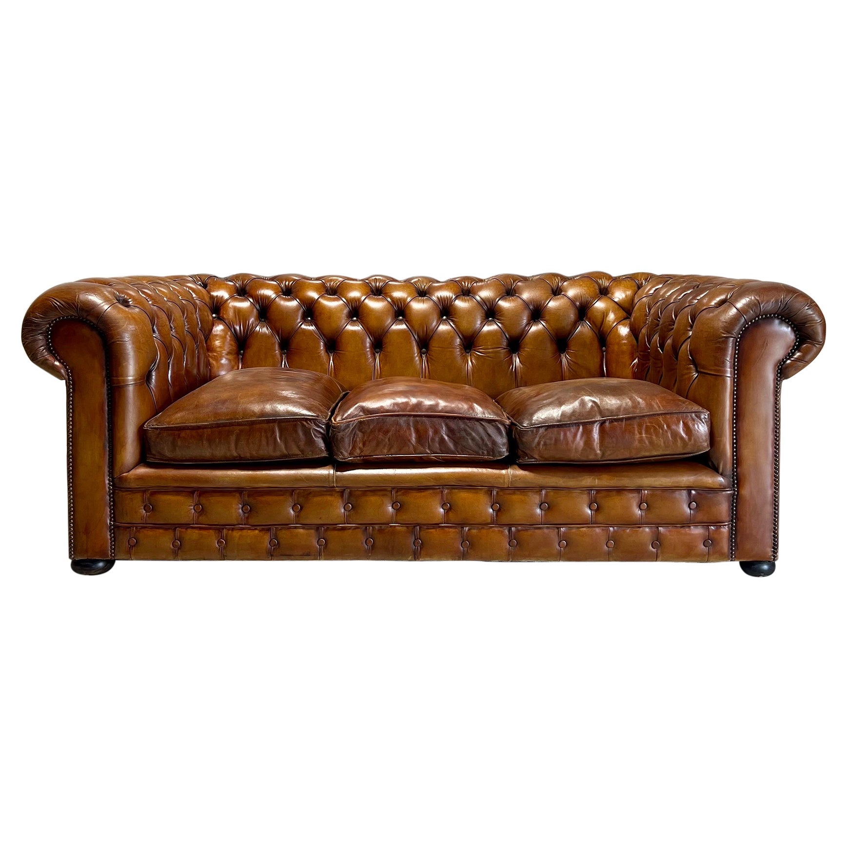 Très bon canapé MidC en cuir teint à la main Chesterfield