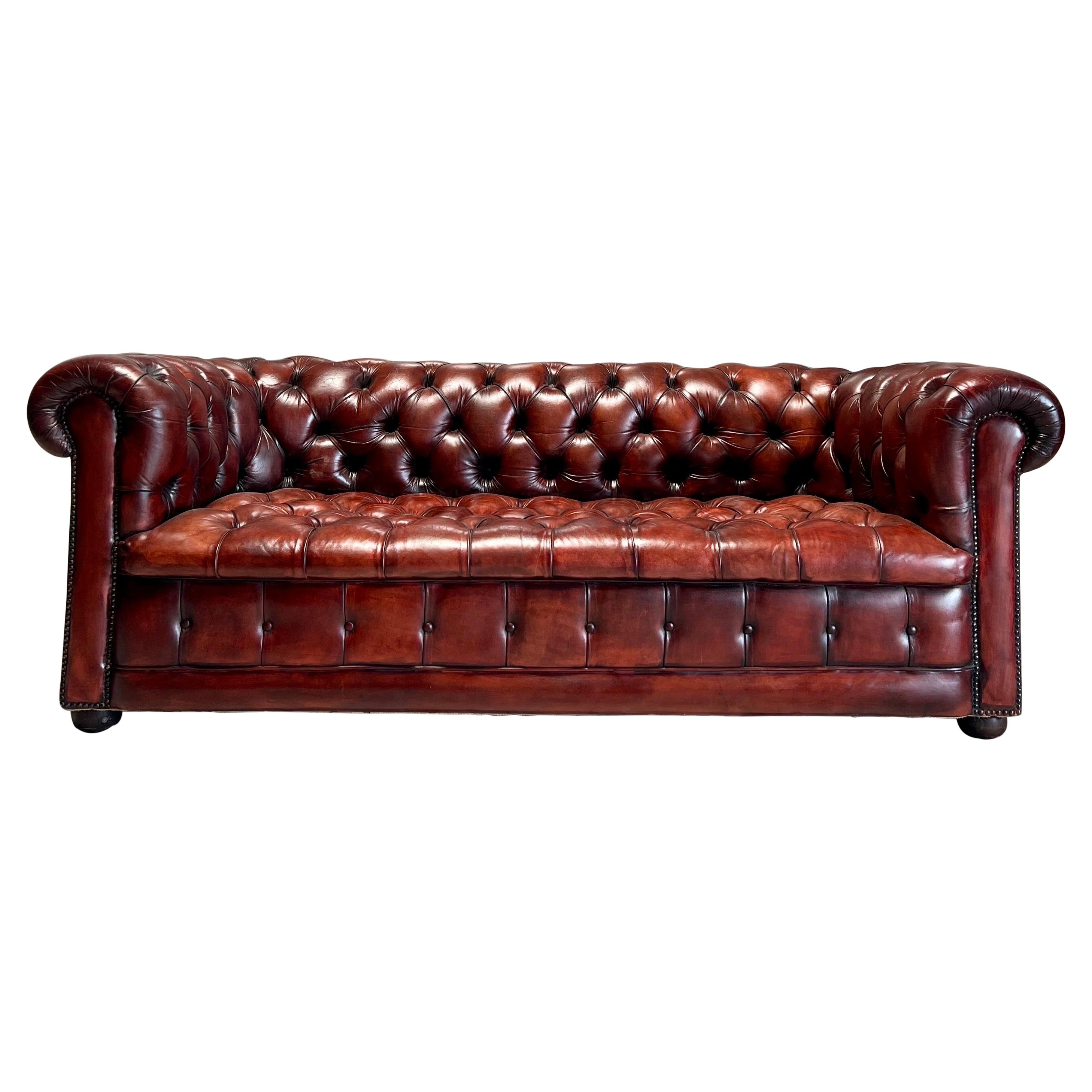 Superbe canapé Chesterfield du milieu du XIXe siècle en cuir teinté à la main