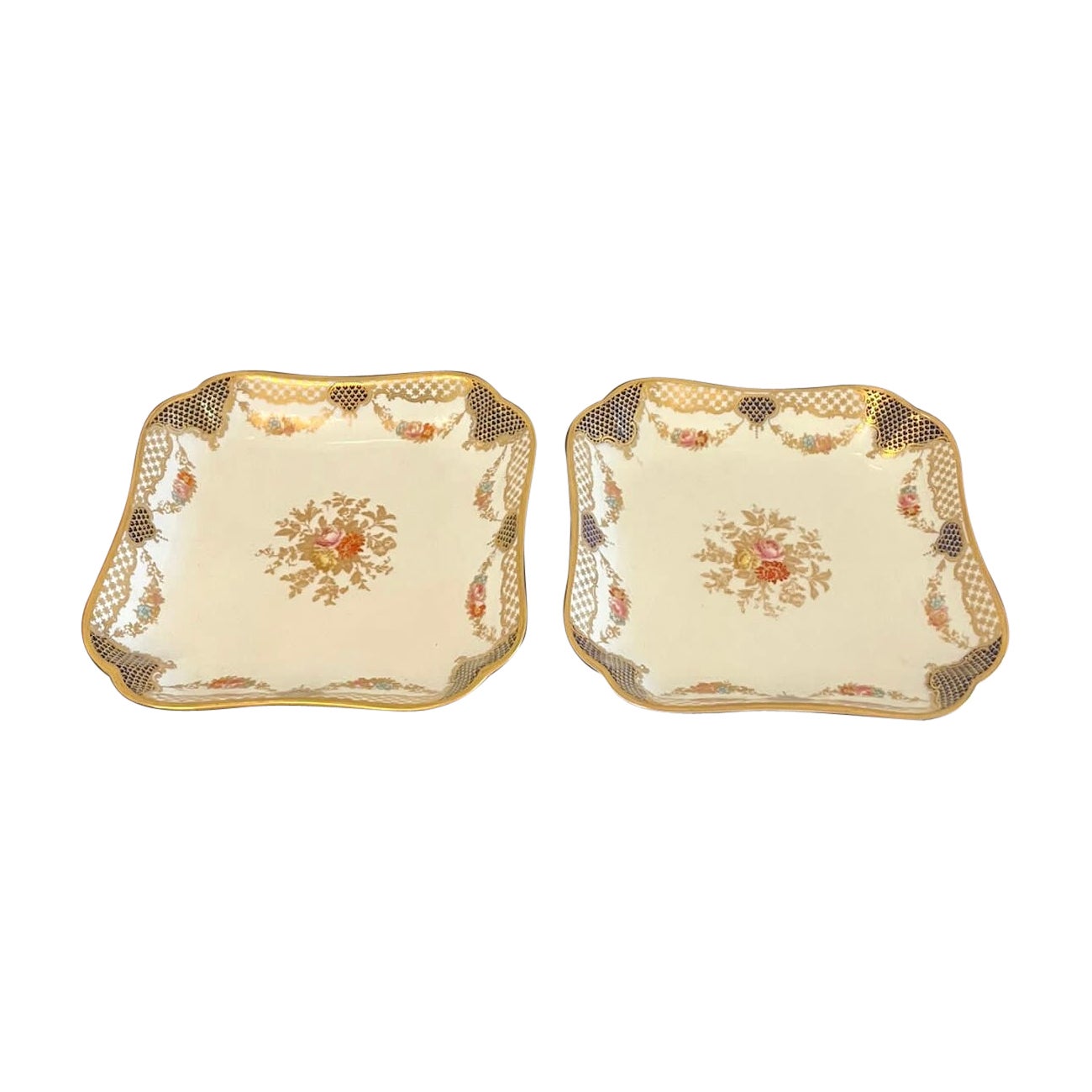 Superb Quality Pair of Antique Edwardian Hand Painted Wedgwood Shaped Dishes  For Sale