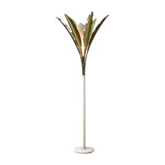 Rara lampada da terra con foglie in ottone martellato di Angelo Lelii per Arredoluce