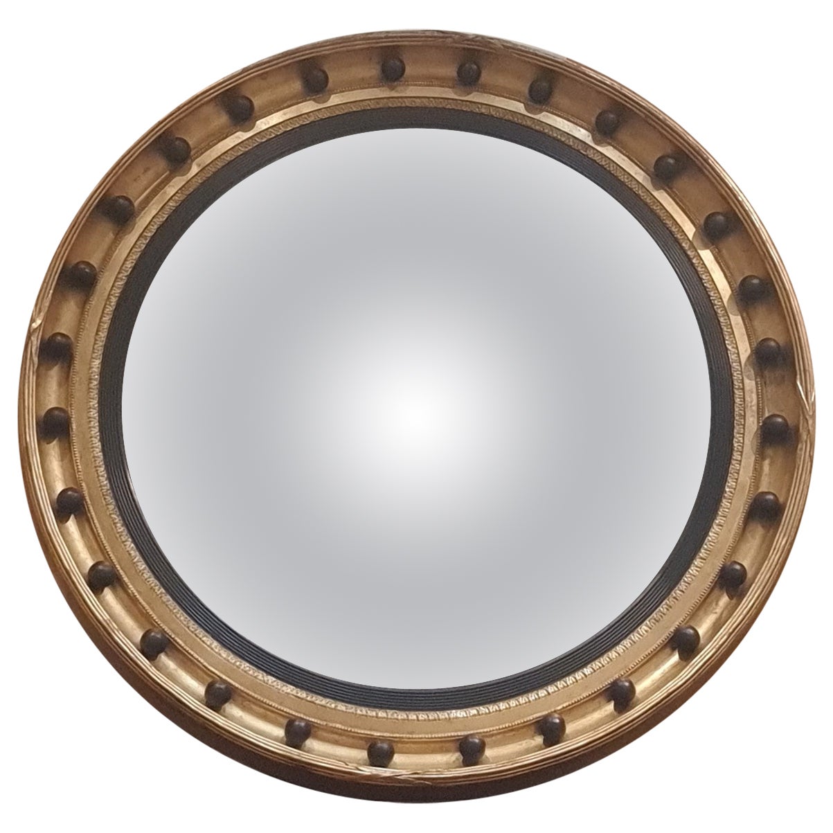Sehr großer, stark geschnitzter runder vergoldeter Rahmen im Regency-Stil mit konvexem Spiegel im Angebot