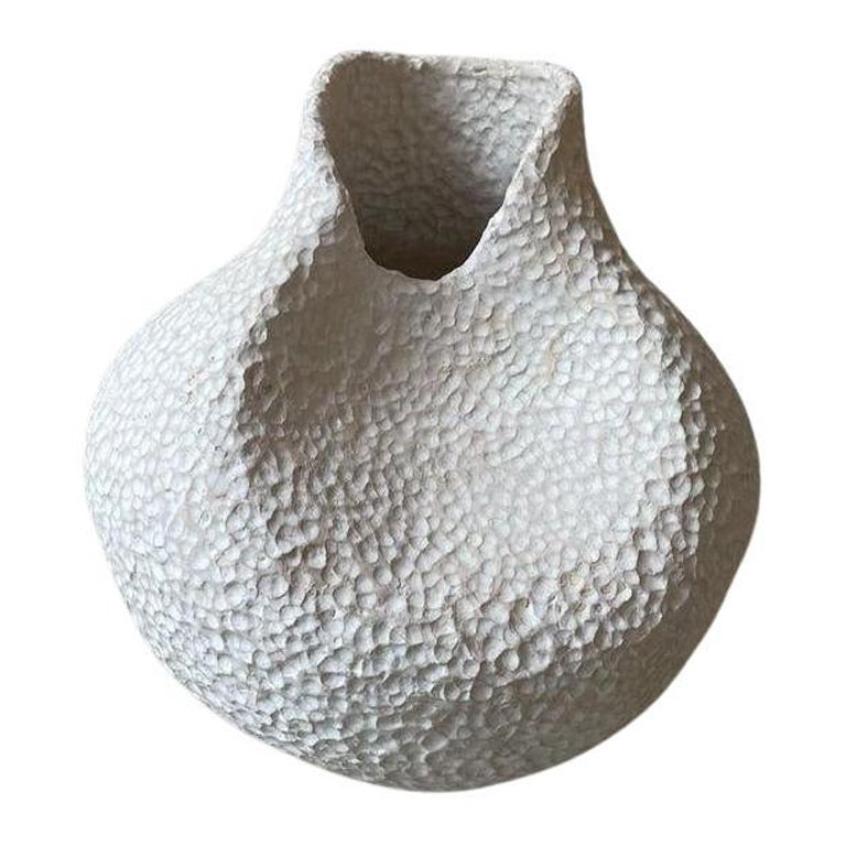 Catua, handgefertigte moderne Keramikvase von Airedelsur 