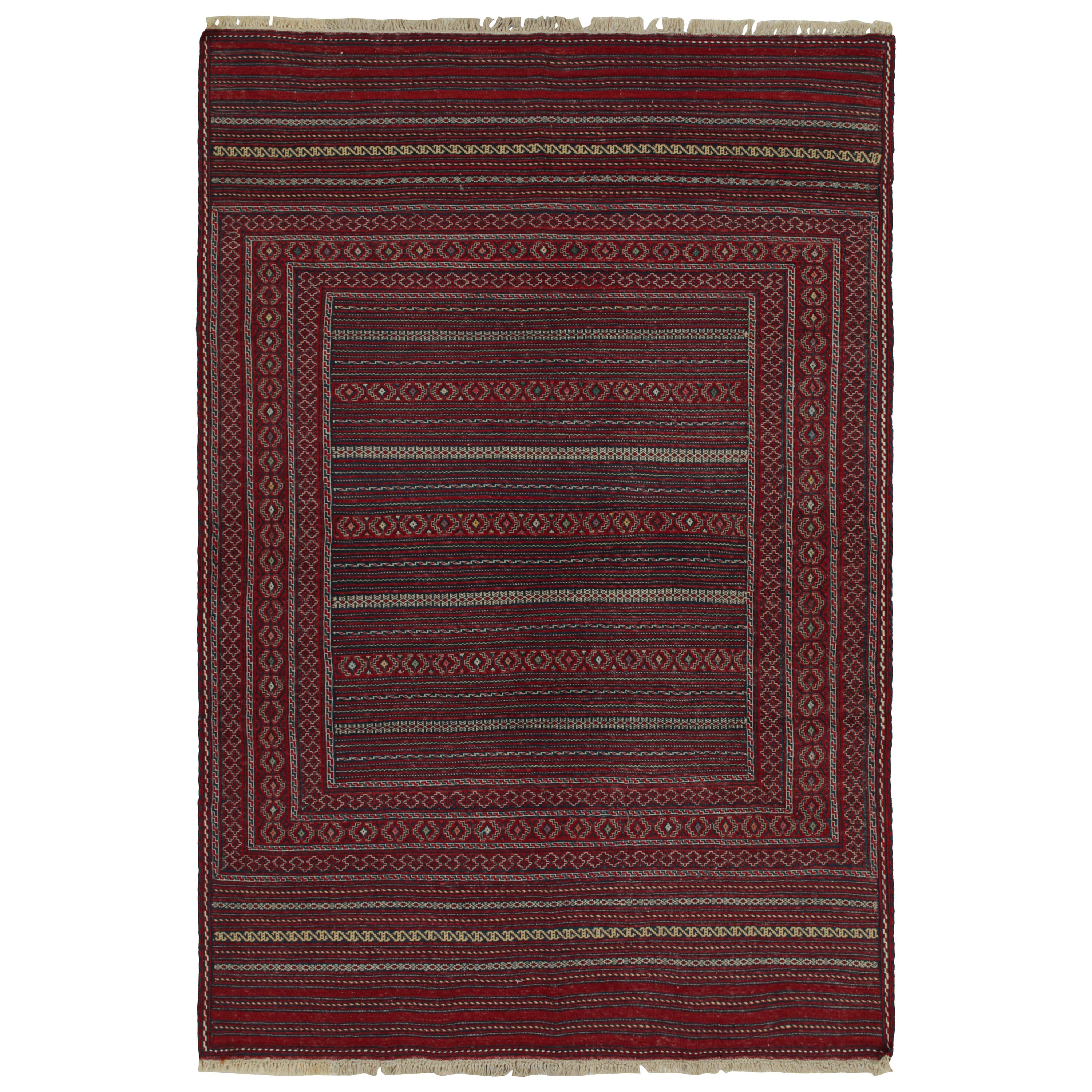 Tapis Kilim tribal Baluch vintage avec motifs géométriques rouges et bleus, de Rug & Kilim