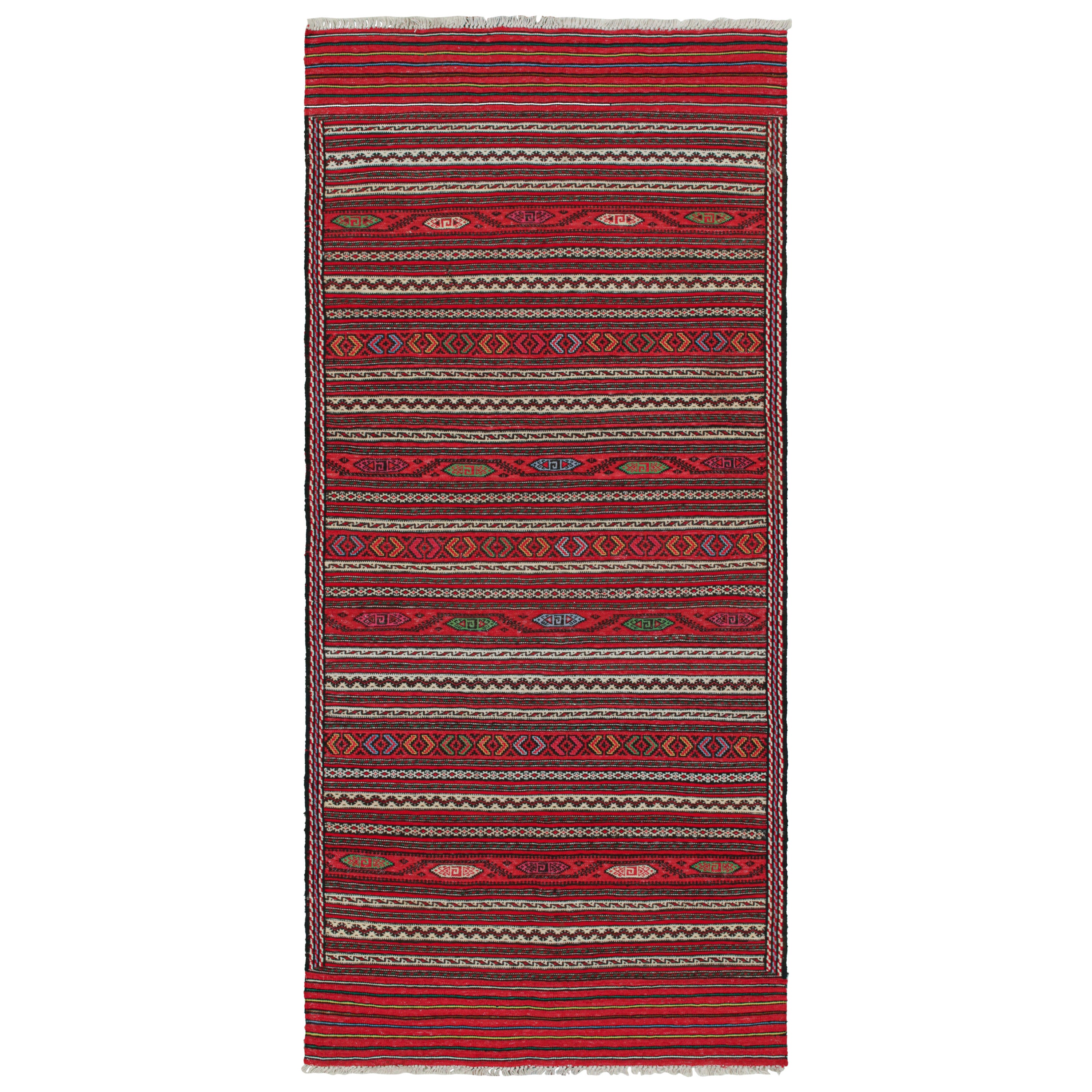 Tapis de couloir Kilim Baluch vintage à rayures rouges et motifs tribaux, de Rug & Kilim