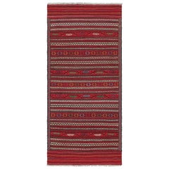 Vintage Baluch Kilim Läufer mit roten Streifen und Stammesmotiven, von Rug & Kilim
